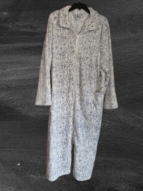 💤 croft & barrow Plush Faux Fur Robe in White and Light Gray